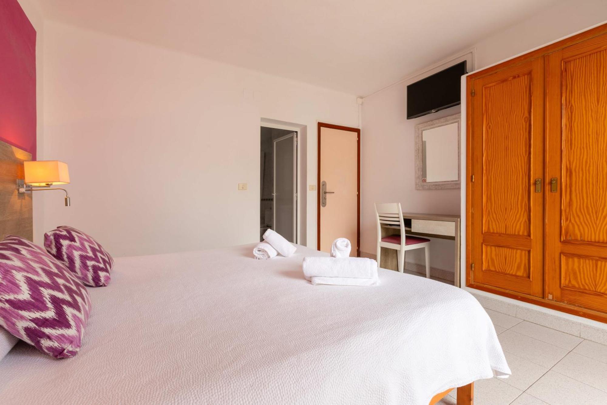 Hostal Mari Sant Antoni de Portmany Extérieur photo